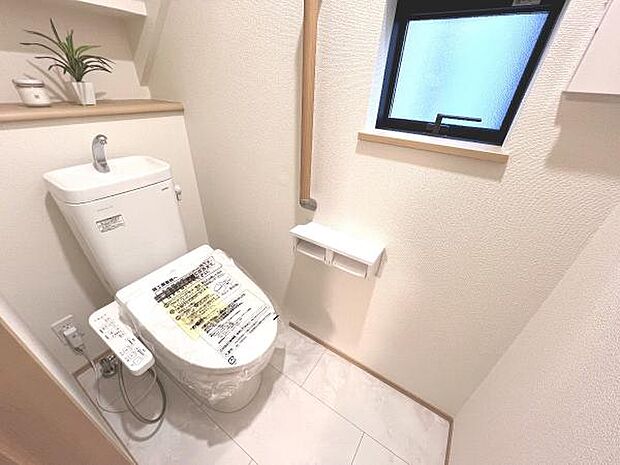 シャワー洗浄機能付のトイレは、清潔感が印象的な空間ですね。