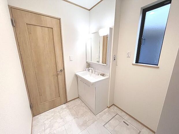 シャワー付き洗面化粧台です。手軽にシャンプーができ、お掃除もしやすいですね。