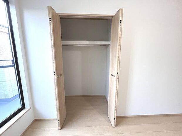 中の物を確認しやすく、取り出しやすい収納スペース。お部屋を広々とお使いいただけます。