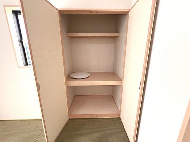 いつでもお部屋をスッキリお使い頂ける収納スペースを設置。