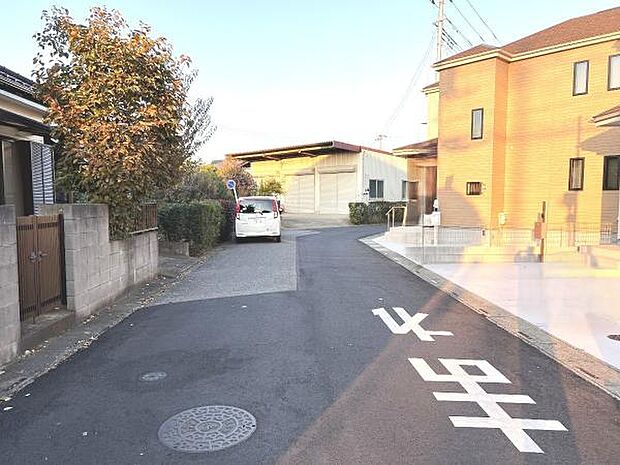 前面道路を含めた現地写真です。