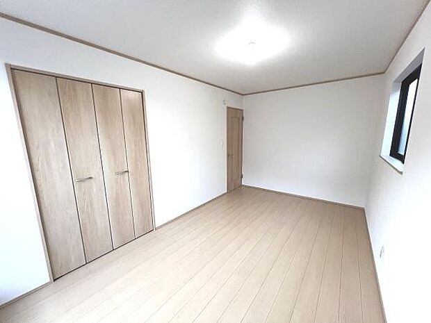 木の温もりが優しいフローリングの収納スペース付き洋室です。