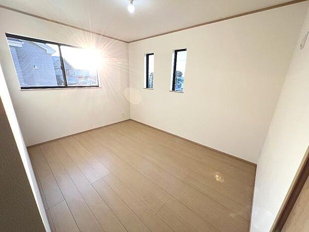 2面採光を確保した室内は、明るく風通しも良く、大変居心地の良い空間となっております。