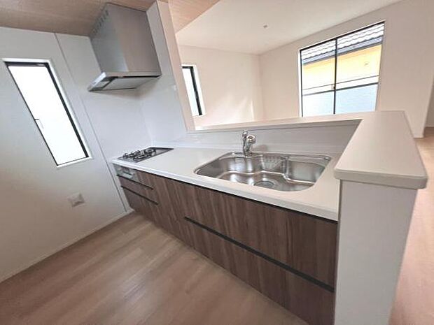 リビングが見渡せ、料理中も会話が弾む対面式キッチンです。