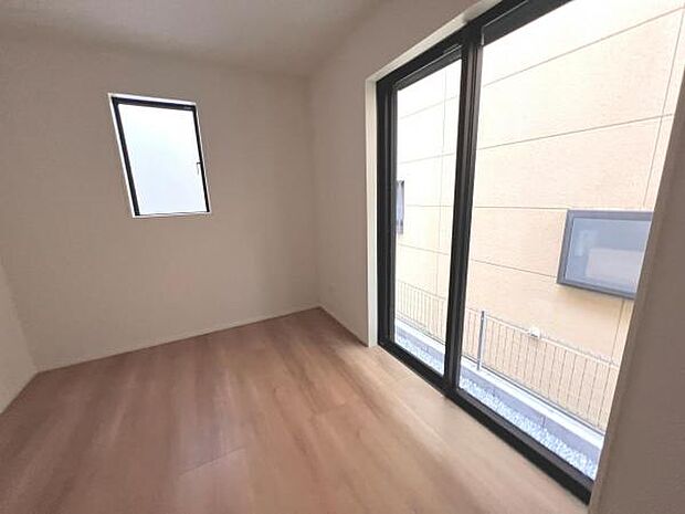 明るい広々とした主寝室でご家族ゆっくりお休みになれますね。