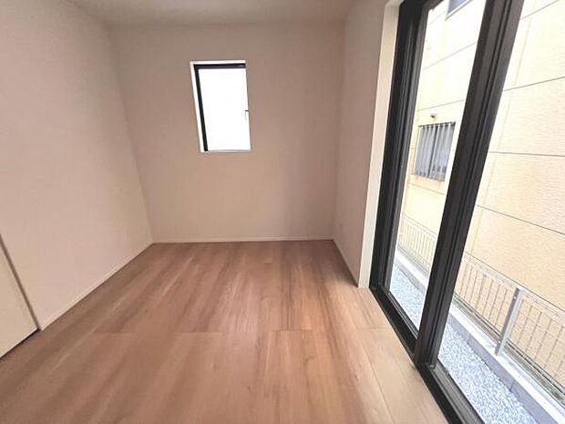 2面採光の明るい洋室です。