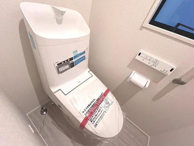 シャワー洗浄機能付のトイレは、清潔感が印象的な空間ですね。