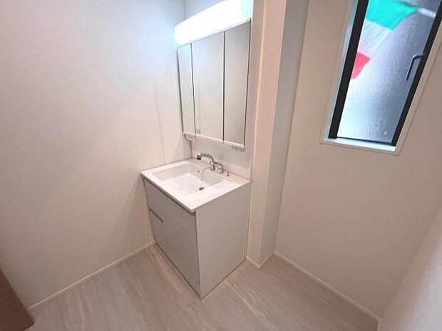 洗面化粧台です。朝の身支度から1日が始まります。