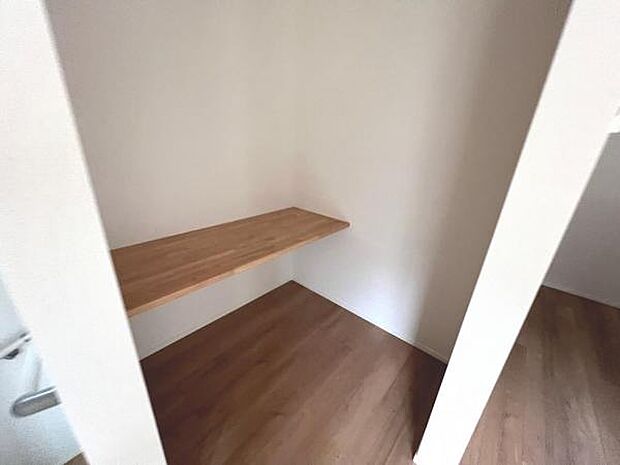 いつでもお部屋をスッキリお使い頂ける収納スペースを設置。