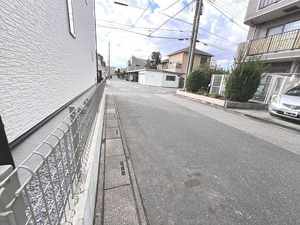 前面道路を含めた現地写真です。ぜひ周辺環境も併せてご覧ください。