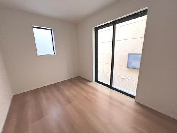 木の温もりが優しいフローリングの収納スペース付き洋室です。