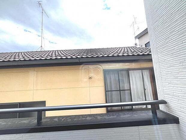 バルコニーからの眺望です。明るい陽射しを浴びながらゆったりと過ごすのも良いですね。