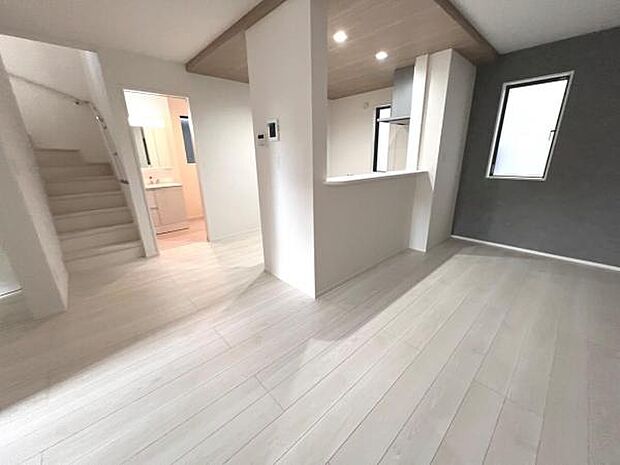 ご家族が集うLDKは約16帖の広さ、団らんの空間です。