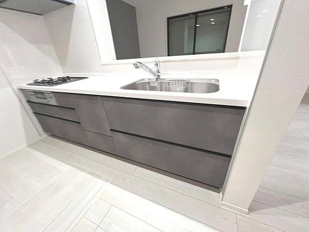 ご家族を見守りながら家事が捗る対面式キッチン。お料理をしながらご家族のサポートも可能です。