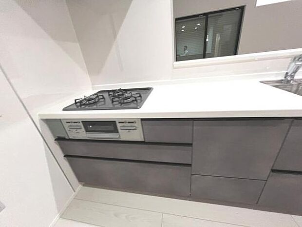 作業スペースが広く家事動線をゆったりと確保できるキッチンです。