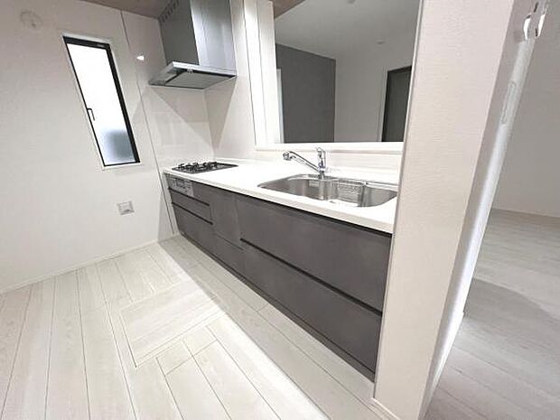 リビングが見渡せ、料理中も会話が弾む対面式キッチンです。