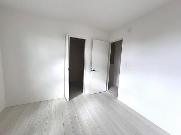 明るい広々とした主寝室でご家族ゆっくりお休みになれますね。