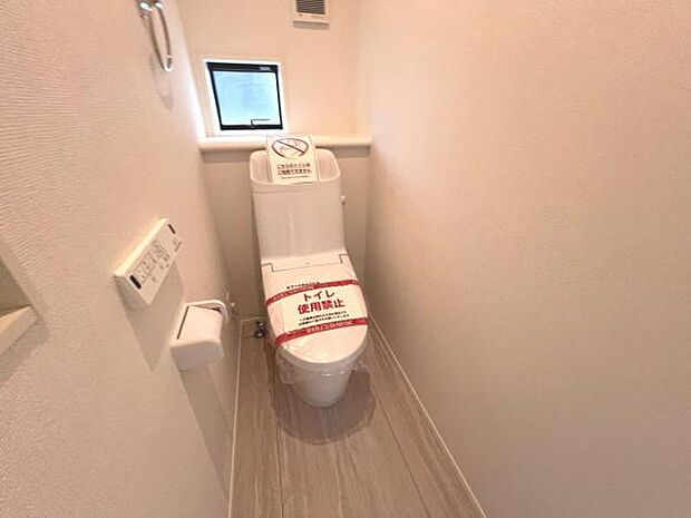 シャワー洗浄機能付のトイレは、清潔感が印象的な空間ですね。