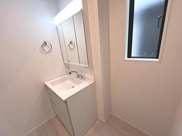 洗面化粧台です。朝の身支度から1日が始まります。