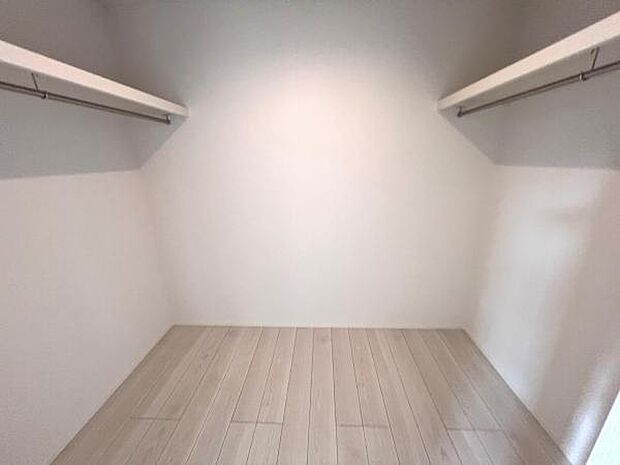 ウォークインクローゼットがあり収納スペースも豊富。季節物もスッキリ片付きそうです。