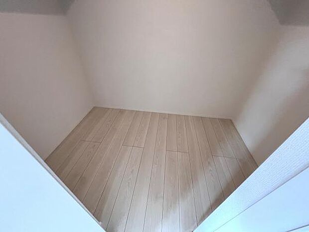 中の物を確認しやすく、取り出しやすい収納スペース。お部屋を広々とお使いいただけます。