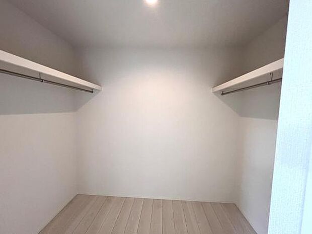 ウォークインクローゼット付きで収納も豊富。お部屋のスペースを有効的に使えそうですね。