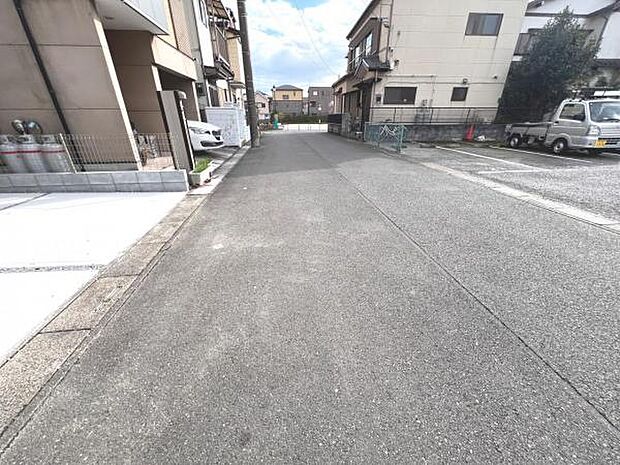 前面道路を含めた現地写真です。ぜひ周辺環境も併せてご覧ください。