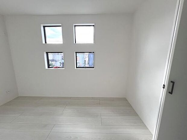 木の温もりが優しいフローリングの収納スペース付き洋室です。