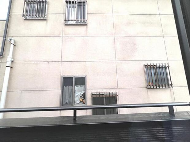 バルコニーからの眺望です。明るい陽射しを浴びながらゆったりと過ごすのも良いですね。