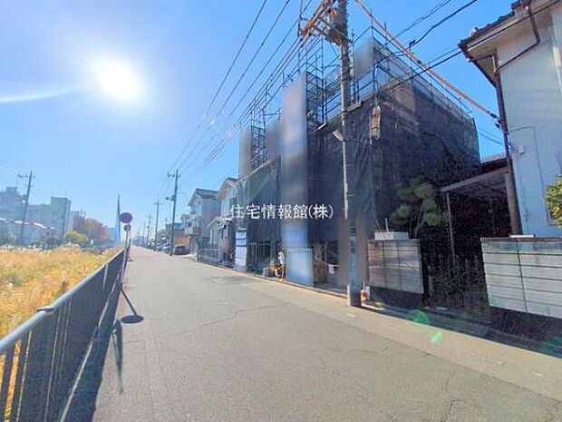 前面道路を含めた現地写真です。