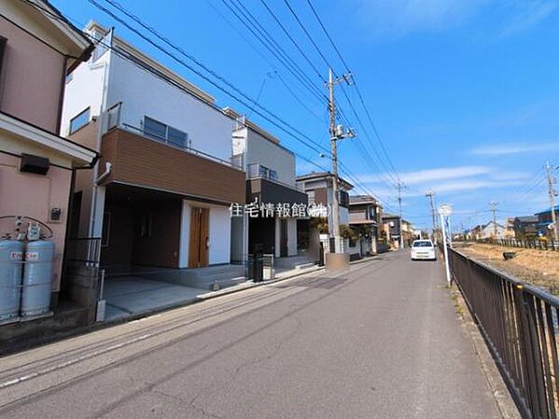 前面道路を含めた現地写真です。