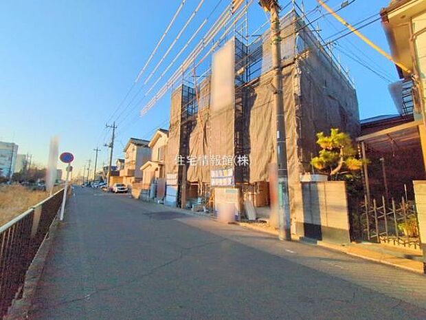 前面道路を含めた現地写真です。