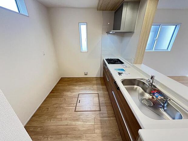 ご家族を見守りながら家事が捗る対面式キッチン。お料理をしながらご家族のサポートも可能です。