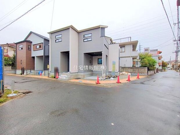 前面道路を含めた現地写真です。