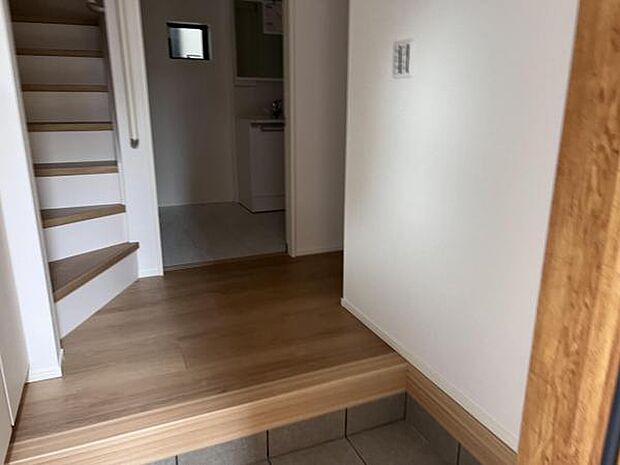いつも気持ちよくご家族を迎えられる玄関です。綺麗で明るい玄関でお客様をお迎えいただけます。