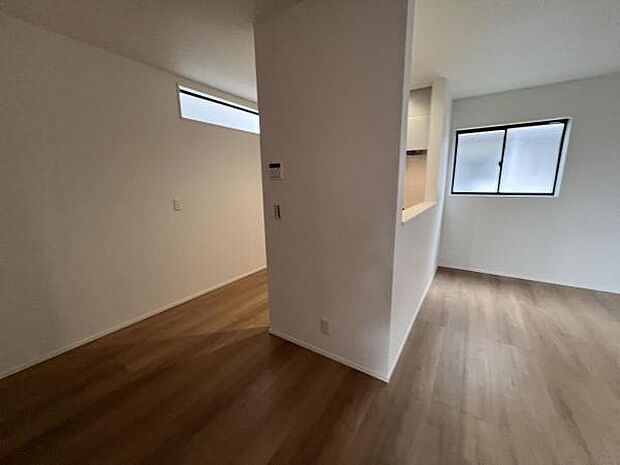 お食事中もキッチンと会話が楽しめるダイニングスペーゆったりとした開放的なダイニングキッチンスペースで