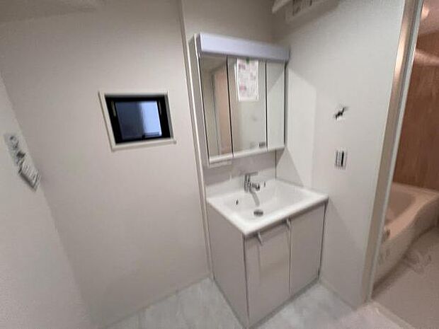 洗面化粧台です。朝の身支度から1日が始まります。収納力と機能性に優れたお手入れラクラク洗面化粧台です