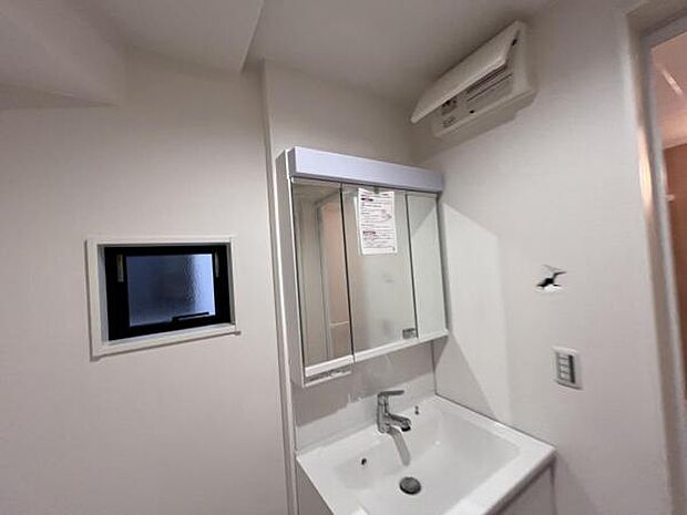 脱衣所は小さなお子様がいるご家庭にも重宝されます。快適で清潔感がある脱衣スペースです。