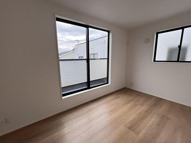 寝室にもご利用いただける居室スペースです明るい広々とした主寝室でご家族ゆっくりお休みになれま