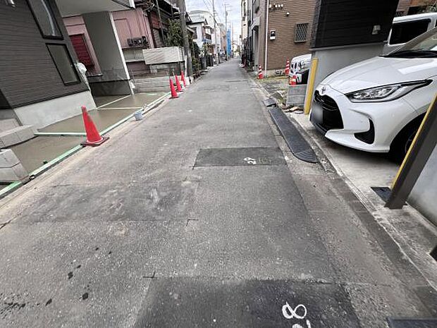 前面道路を含めた現地写真です。ぜひ周辺環境も併せてご覧ください。住宅地につき落ち着いた新生活を始めら