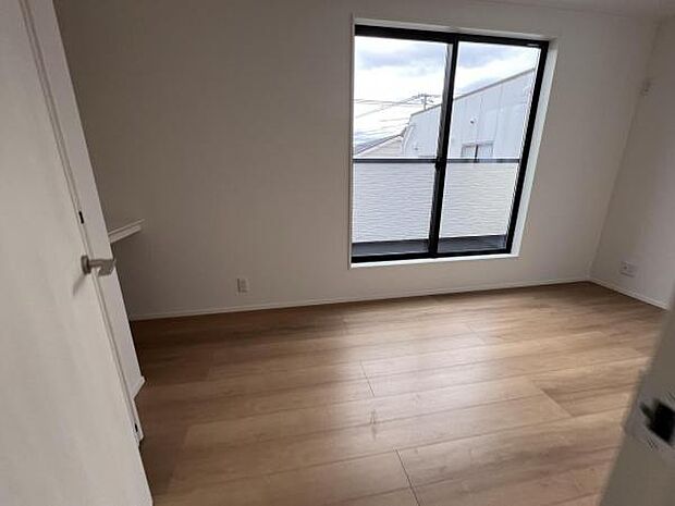 自分好みのアレンジで居心地の良い空間になりそうです洋室は風通しが良く明るく快適な空間ですゆったりと読