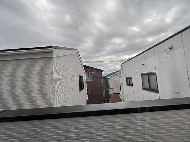 お住まいからの眺望ですバルコニーからの眺望です明るい陽射しを浴びながらゆったりと過ごすのも良いですね