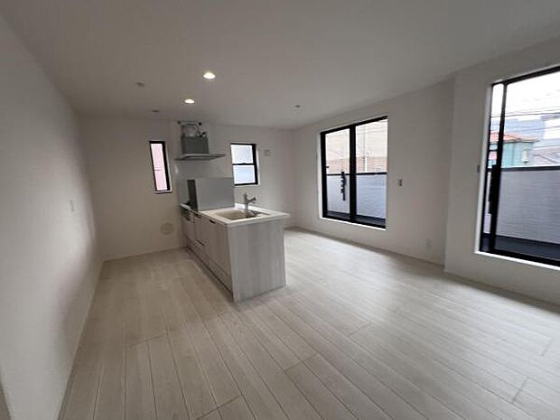 家族団らんの場所としてゆったりと居心地の良いリビングです明るい日差しが入る風通しの良いリビングですご