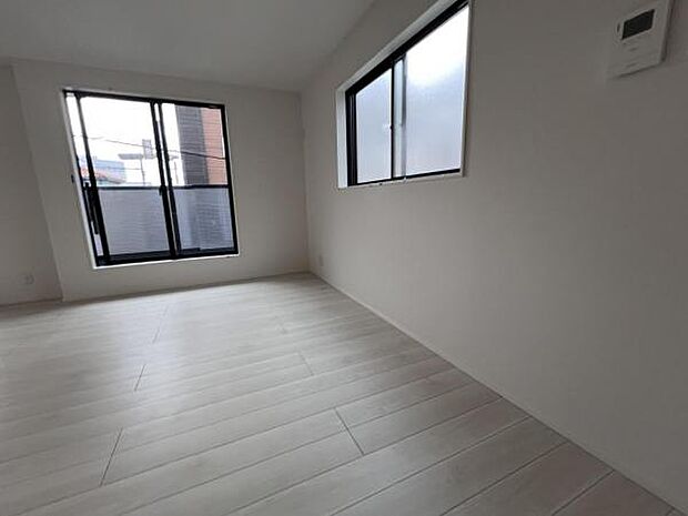 お食事中もキッチンと会話が楽しめるダイニングスペーゆったりとした開放的なダイニングキッチンスペースで