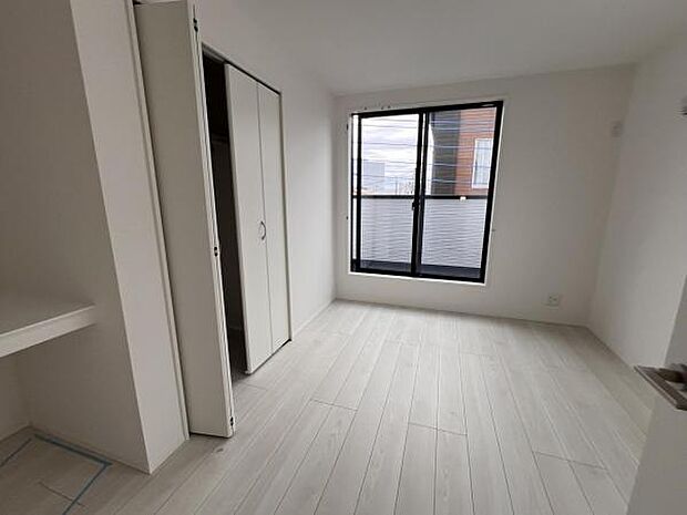 自分好みのアレンジで居心地の良い空間になりそうです洋室は風通しが良く明るく快適な空間ですゆったりと読