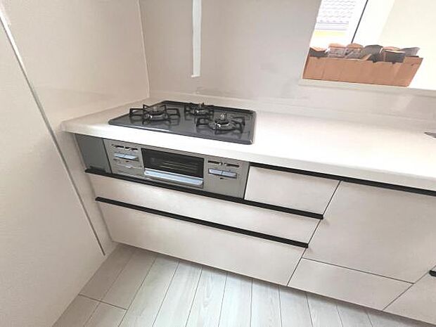 ご家族を見守りながら家事が捗る対面式キッチン。お料理をしながらご家族のサポートも可能です。