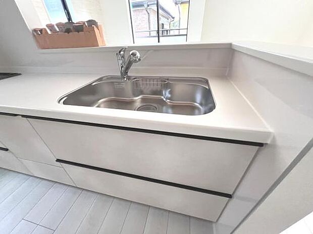 リビングが見渡せ、料理中も会話が弾む対面式キッチンです。