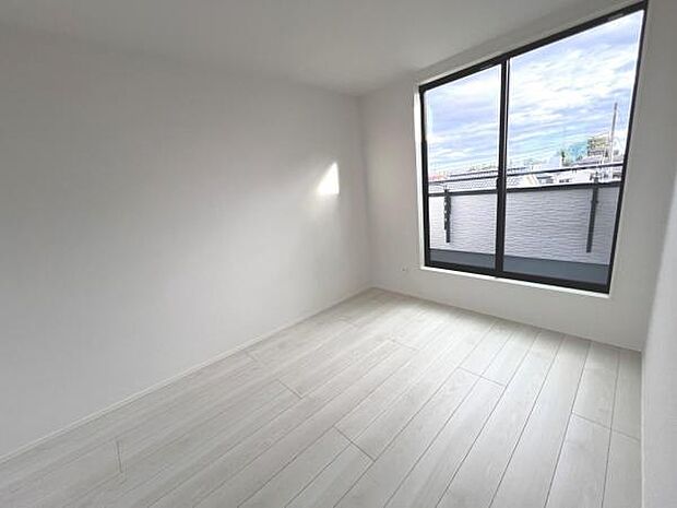 明るい広々とした主寝室でご家族ゆっくりお休みになれますね。