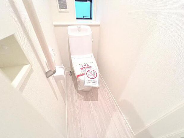 シャワー洗浄機能付のトイレは、清潔感が印象的な空間ですね。