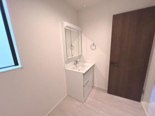 洗面化粧台です。朝の身支度から1日が始まります。